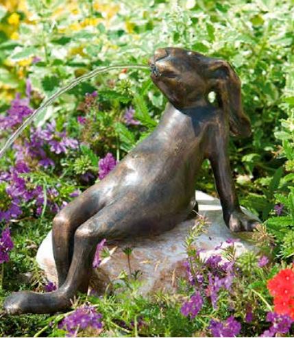 Bronzefigur Wasserspeiend Mads der Hase